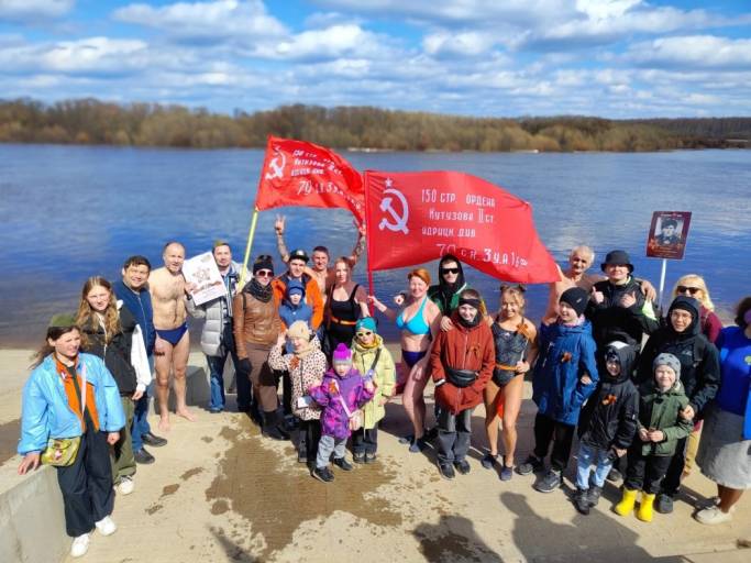 «У нас холодовая зависимость»: сыктывкарские моржи в День Победы проплыли по Сысоле