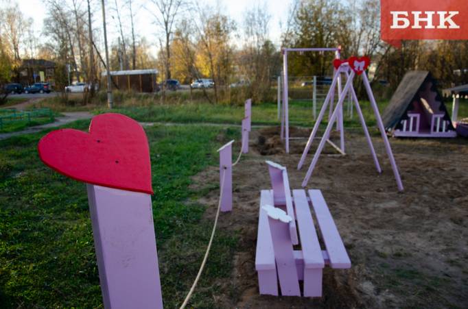 «Просто подарок ребенку»: сыктывкарец с друзьями своими руками делает детскую площадку во дворе