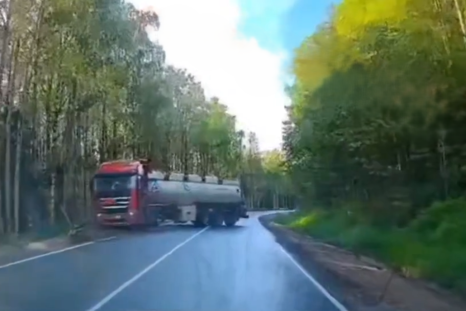 Поворот не туда: на ухтинской трассе бензовоз развернуло на встречную полосу