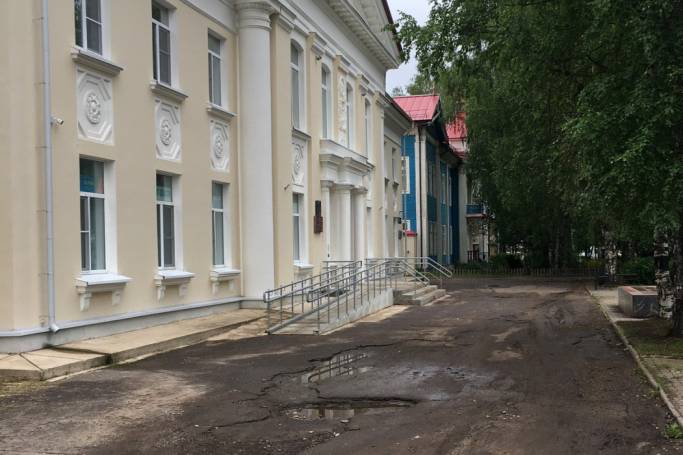 Ростислав Гольдштейн поручил отремонтировать подъезд к детской музыкальной школе имени Налимова