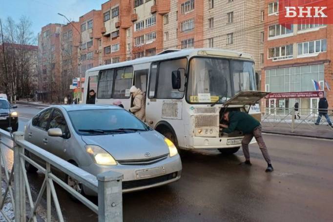 В Сыктывкаре задымился рейсовый автобус