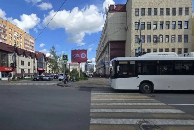 Женщина упала в сыктывкарском автобусе из-за пешехода-нарушителя