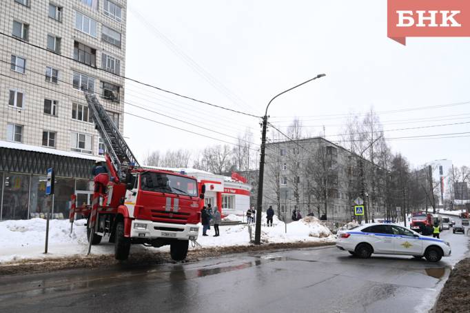 Во время пожара в доме на улице Карла Маркса в Сыктывкаре пострадала женщина