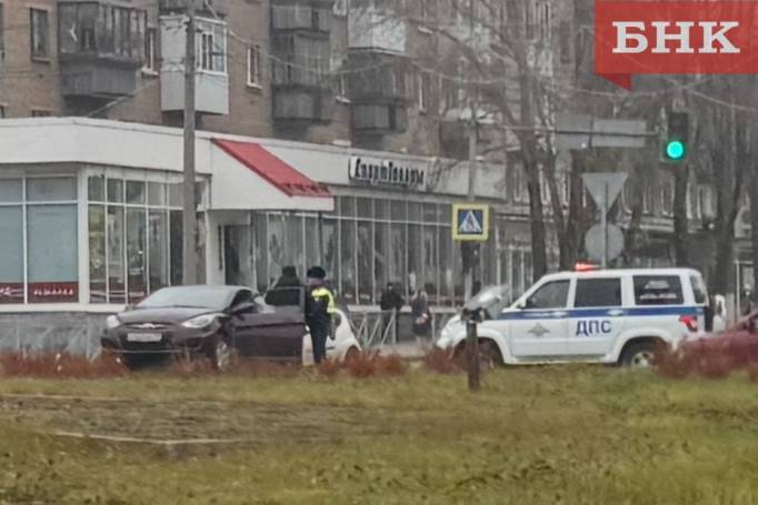 Девушка «припарковалась» у стелы в Сыктывкаре