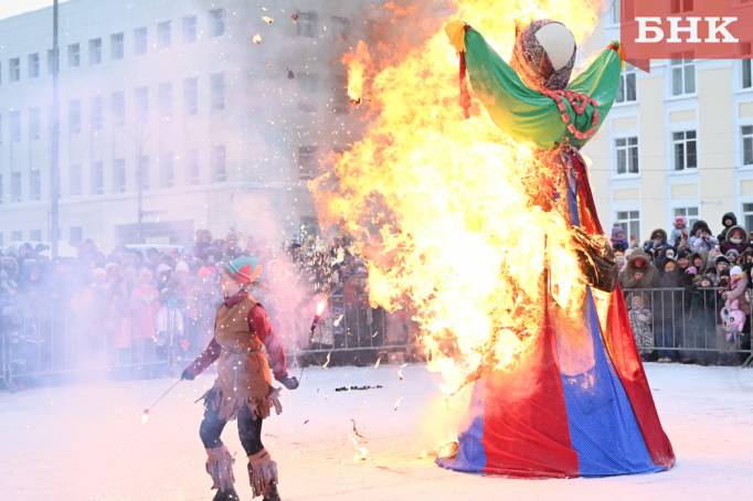 На главной площади Коми сожгли огромное чучело Масленицы