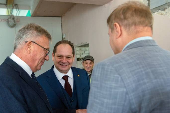 Ростислав Гольдштейн проинспектировал ход капремонта школ в Корткеросском и Усть-Куломском районах