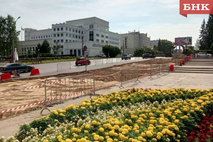 У мемориала «Вечная слава» в Сыктывкаре вскрыли асфальт