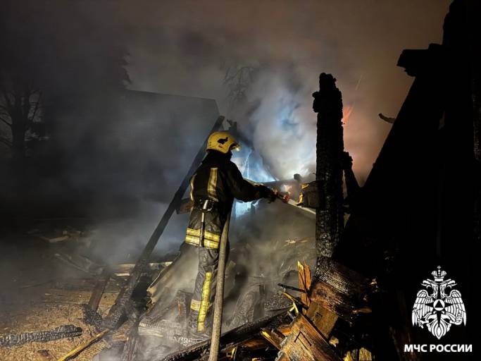 В Выльгорте тушат загоревшийся дом