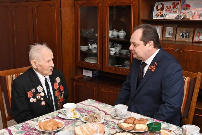 Ростислав Гольдштейн проверил ремонт в подъездах домов, где живут ветераны Великой Отечественной войны