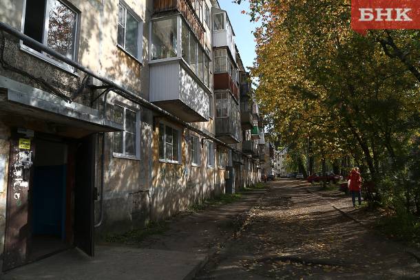 Что делать жильцам, если козырек подъезда не защищает от осадков