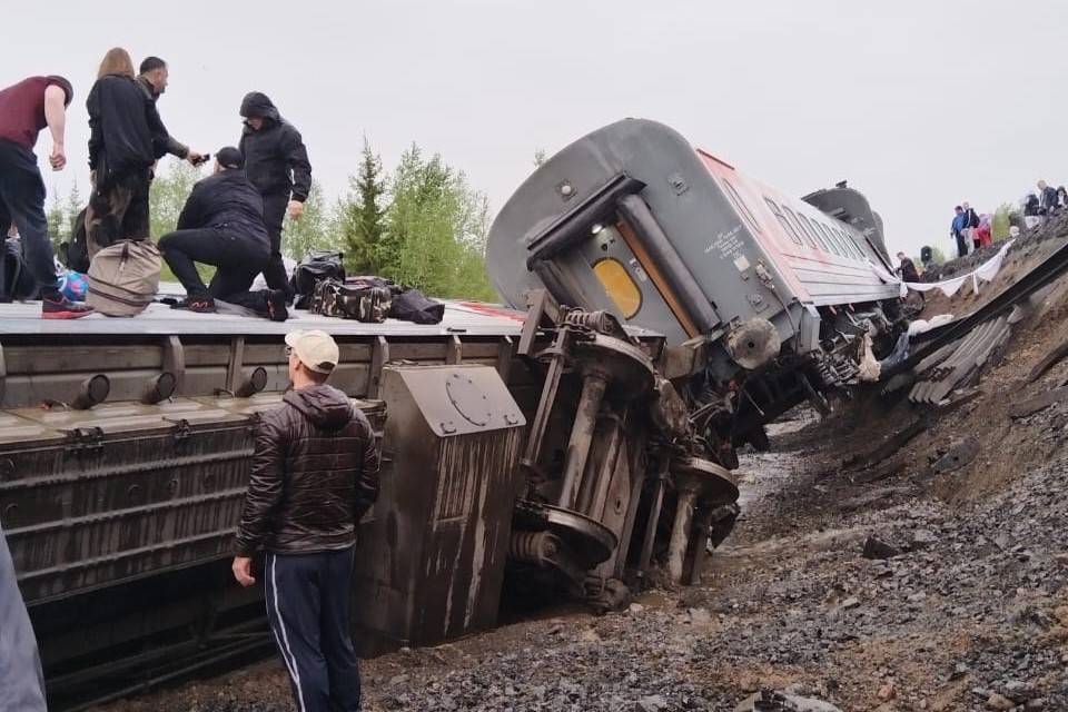 На станции в Инте перевернулся пассажирский поезд Воркута —  Новороссийск