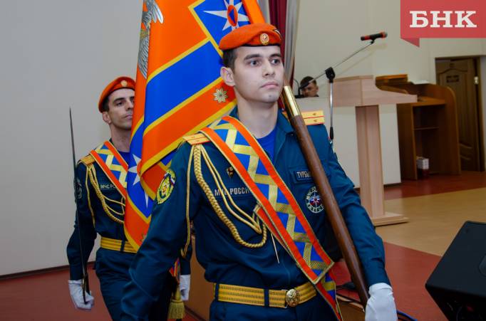 В Коми наградили сотрудников МЧС