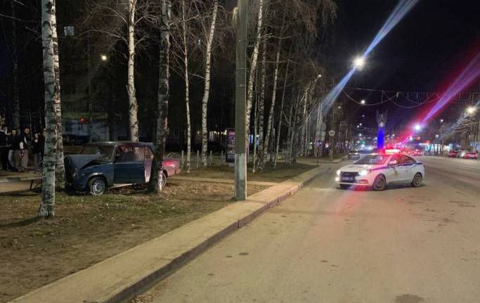 Водитель протаранил березу в центре Сыктывкара