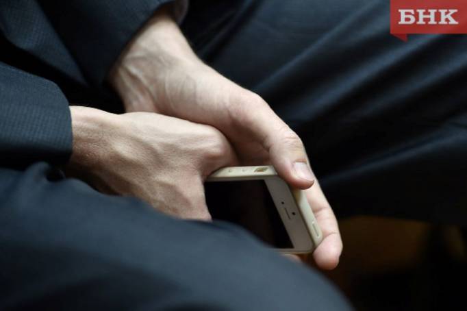 Интинец приложил банковскую карту к смартфону и лишился миллиона рублей