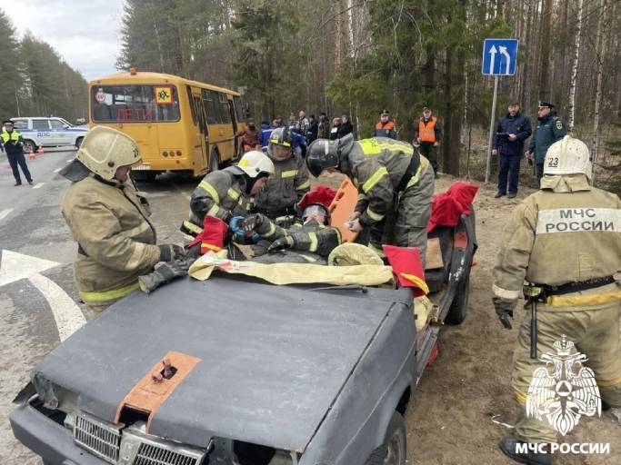 На трассе Сыктывкар – Ухта «спасали» пострадавших в ДТП со школьным автобусом