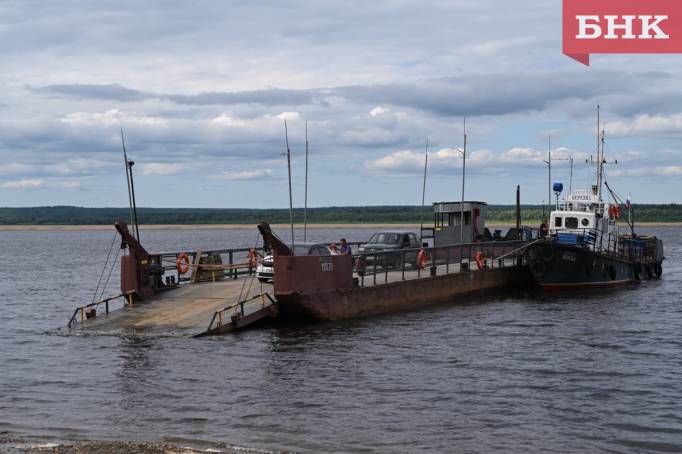 Печорцам объяснили причины очередей на паром