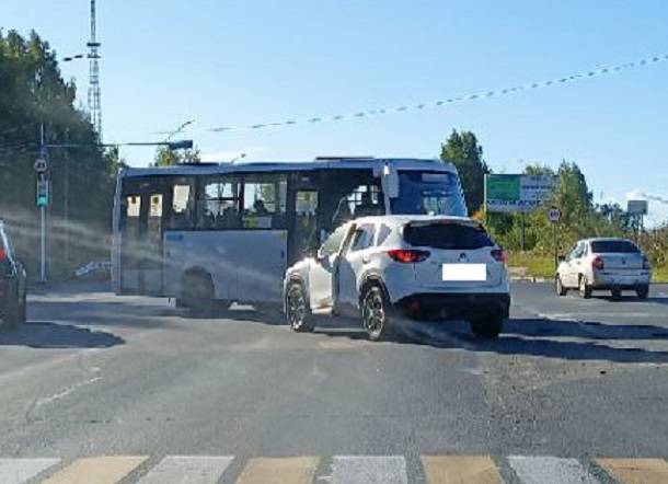 В Сыктывкаре автобус столкнулся с иномаркой