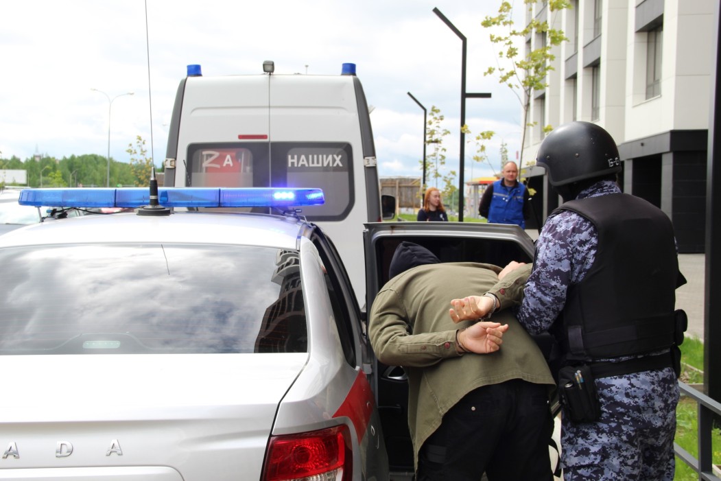 В столице Коми мужчина бросался на сотрудников скорой помощи