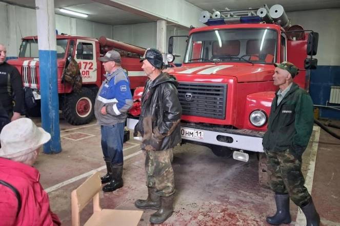 Пожарные помогли доставить пенсии и пособия в отдаленные села Удорского района