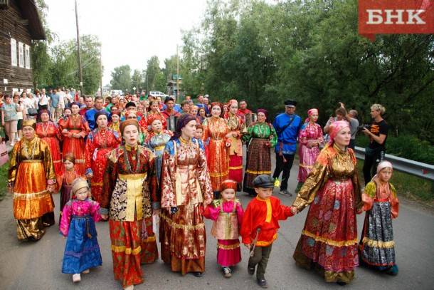 В Усть-Цильме сотни людей вышли на горку