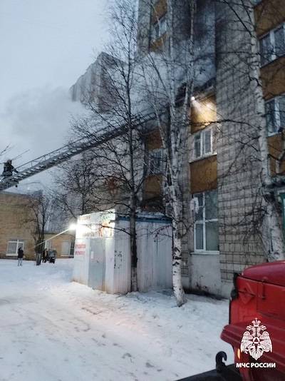 В Ухте людей спасали из горящей многоэтажки