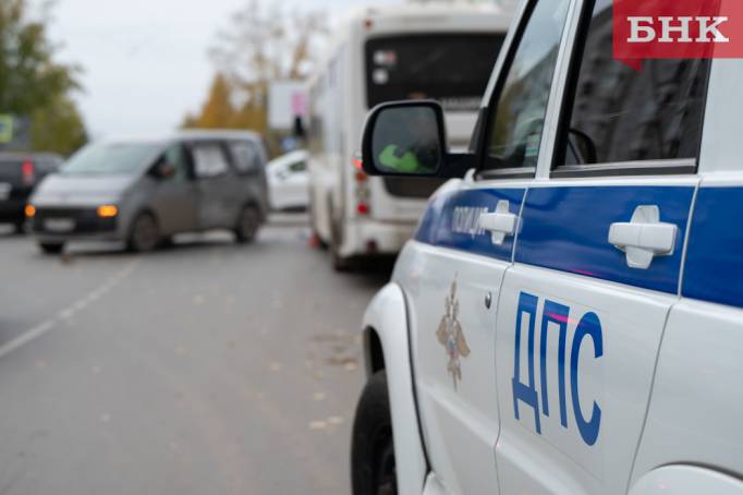 При столкновении иномарки и автобуса под Емвой погиб человек