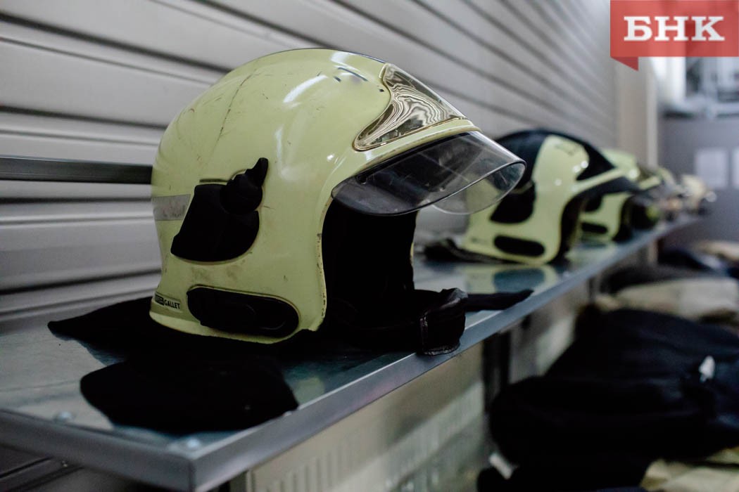 По поручению главы Коми для пожарных-добровольцев закупили 300 комплектов боевой одежды