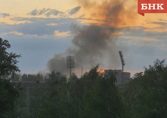 В центре Сыктывкара тушат двухэтажное здание