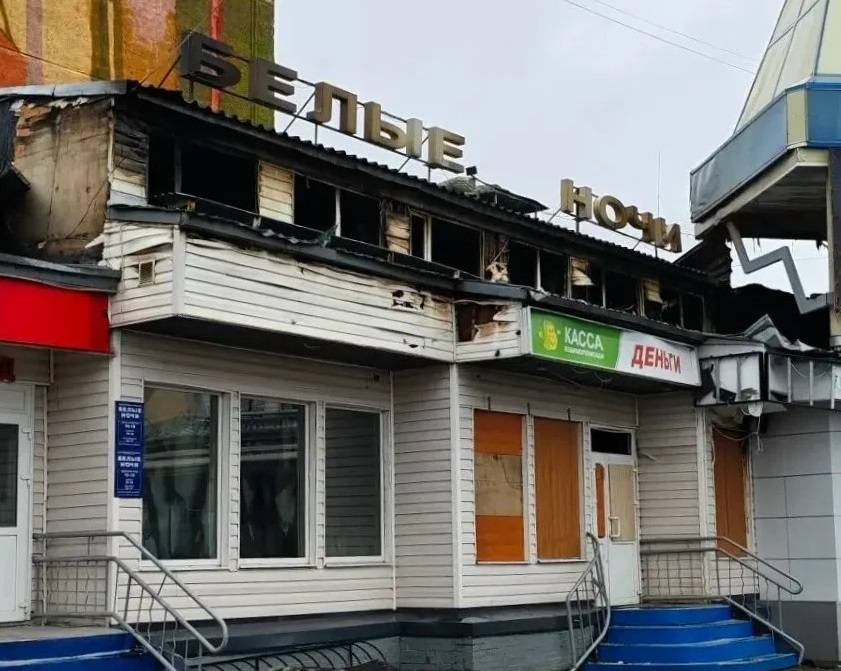Мэрия Воркуты потребовала от собственников сгоревшего ТЦ оградить «Белые ночи»