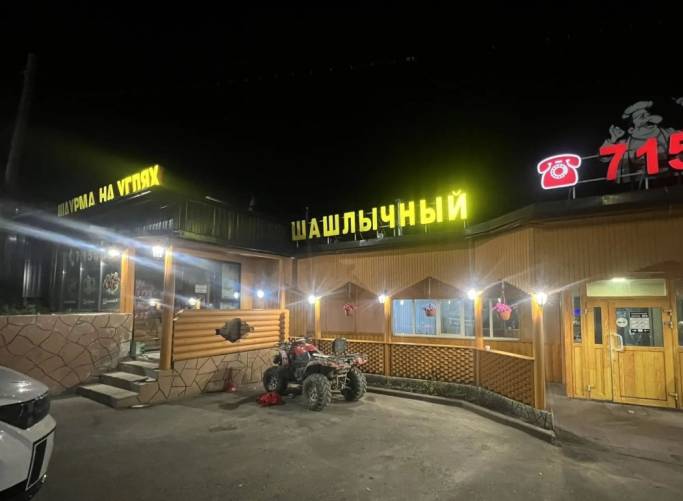 В Ухте водитель квадроцикла с тремя пассажирами врезался в «Шашлычный дворик»