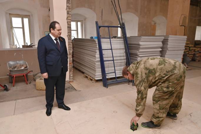 «Делать плохо за государственные деньги не позволю»: Ростислав Гольдштейн указал подрядчику на недоделки в ремонте библиотеки