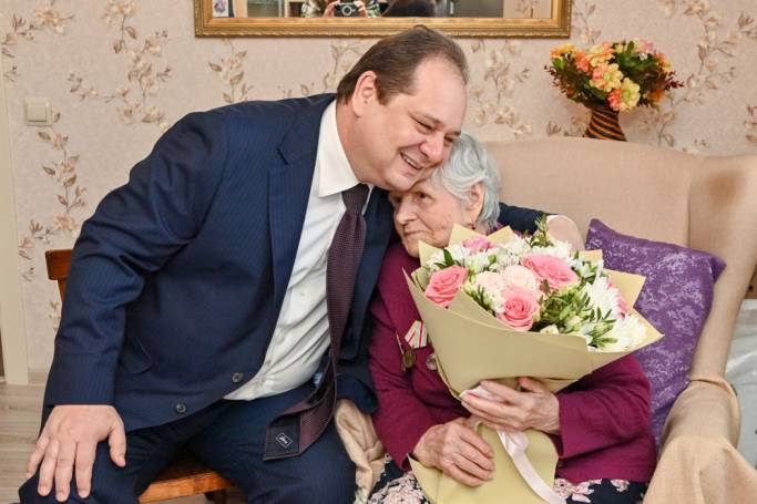 Ростислав Гольдштейн поздравил труженицу тыла Галину Старцеву с 80-летием Победы