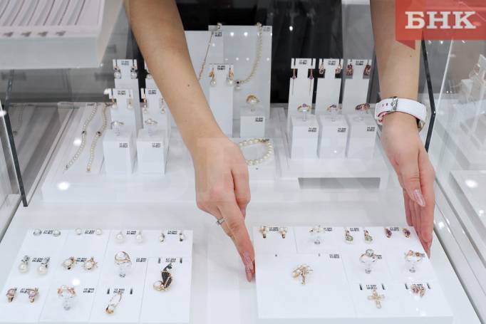 В ювелирном магазине Сыктывкара женщина напала на продавца после отказа в возврате кольца