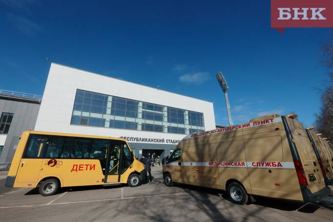 В муниципалитеты Коми передали новые школьные автобусы и передвижные ФАПы