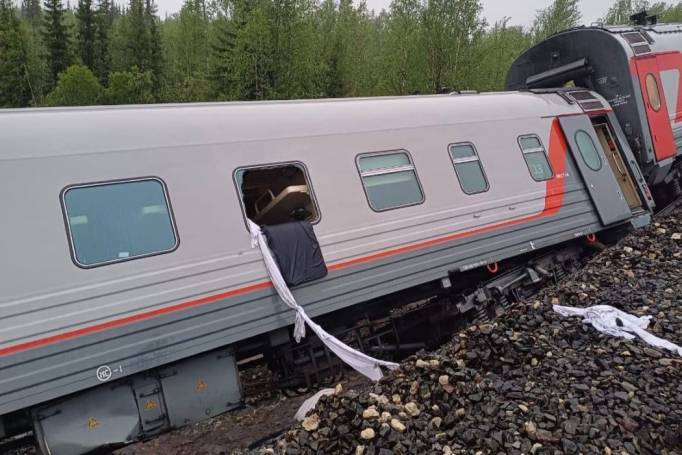 В Коми проверили все железнодорожные пути после крушения поезда под Интой