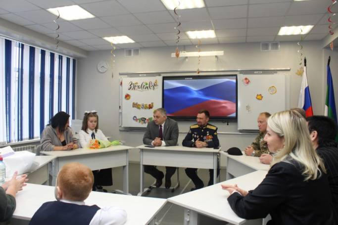 Герой России Станислав Кочев в Усинске проводил в первый класс детей погибших участников СВО