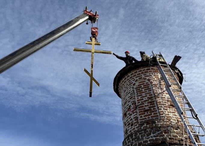 Восстанавливаемый храм в Зеленце обрел трехметровый крест