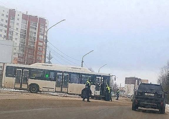 В Сыктывкаре водитель Renault Logan въехал в автобус