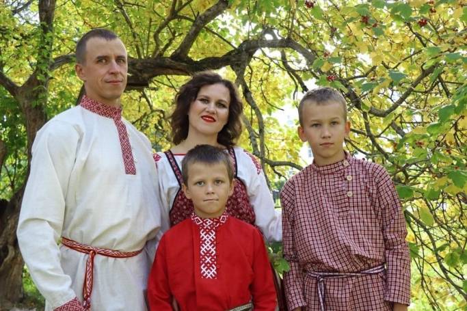 Сыктывкарской семье предоставили национальные костюмы для участия в конкурсе после обращения на прямую линию Ростислава Гольдштейна