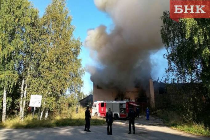 В Сыктывкаре тушат заброшенную пожарную часть