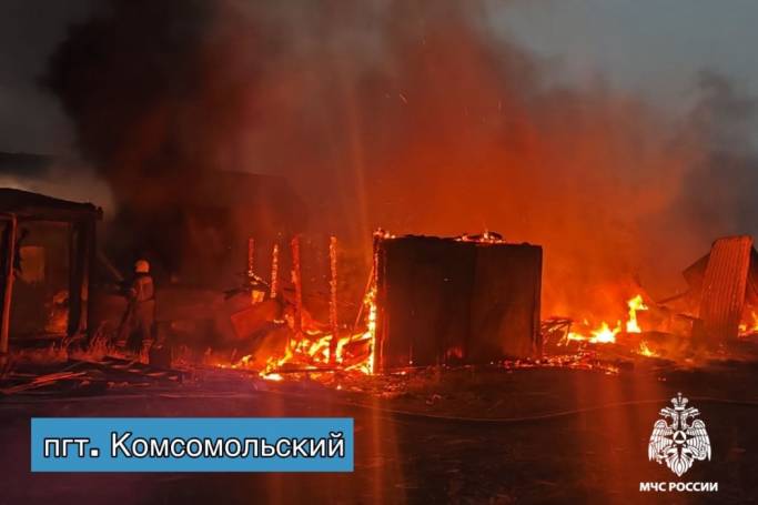 В Комсомольском тушили заброшенные гаражи