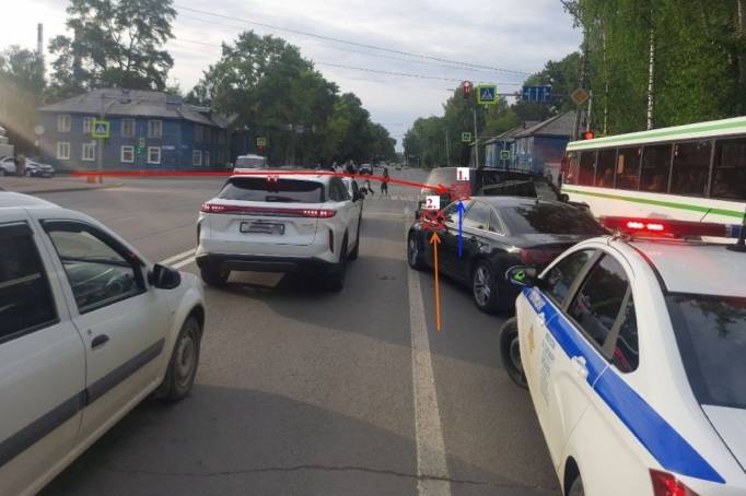 Сыктывкарец неудачно проехал перекресток и устроил тройное ДТП