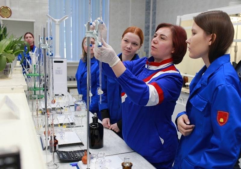 АО «Транснефть – Север» провело для студентов УГТУ мастер-класс в испытательной лаборатории нефти АО «Транснефть – Север» провело для студентов УГТУ мастер-класс в испытательной лаборатории нефти