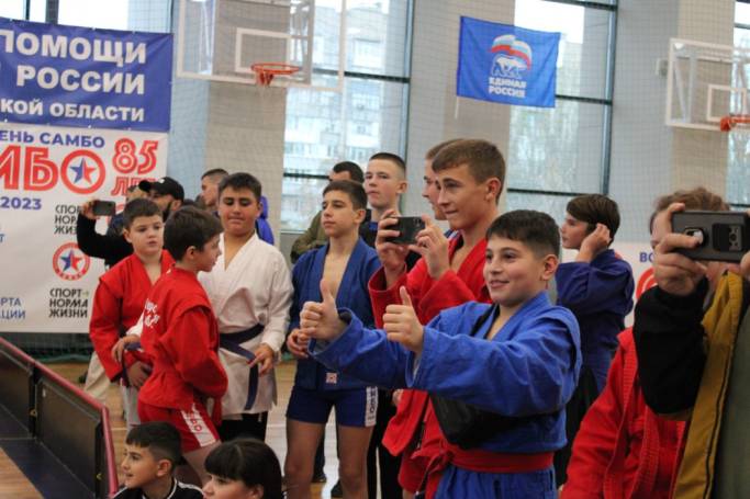 Спортсмены из Коми провели первый региональный турнир по самбо в Запорожской области