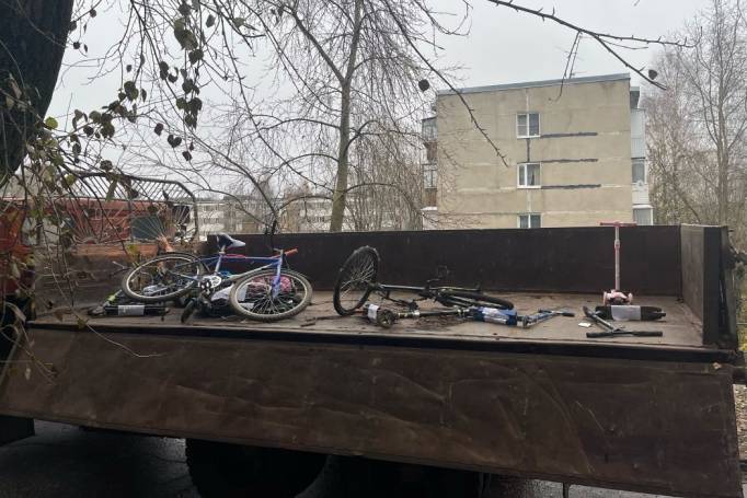 В Эжве подъезды домов «очистили» от велосипедов, самокатов и тюбингов