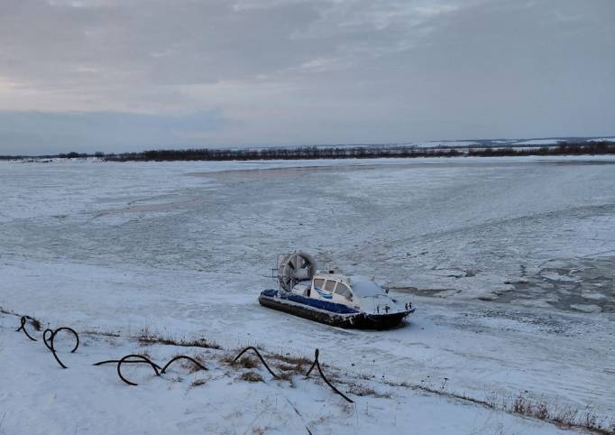 На переправе в Ижме катер и аэролодка «стоят как памятники»