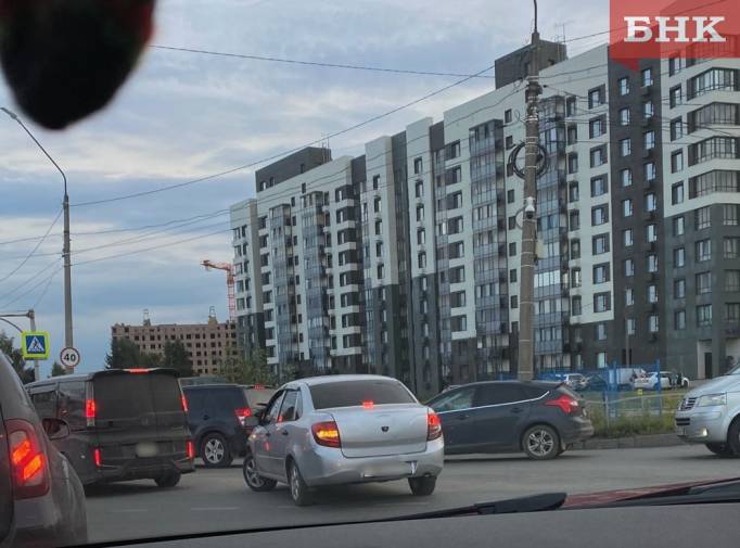 Сыктывкарцы попали в пробку из-за нового светофора