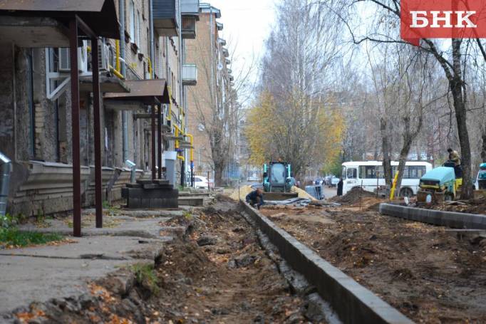 «Дай бог, чтобы хорошо сделали»: сыктывкарцы ждут завершения ремонта «страшного двора»
