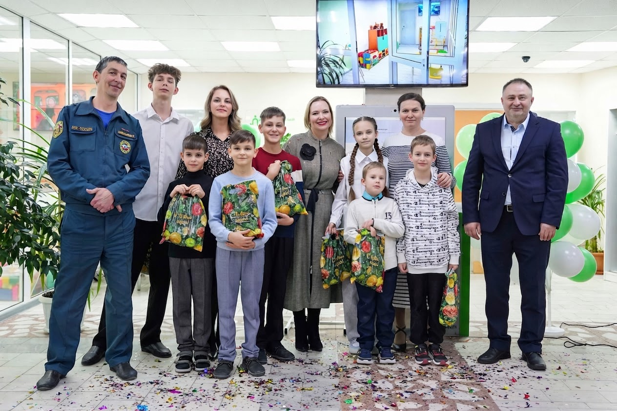 semya-Omelyanenko-na-otkrytii-SMFZ-v-Vorkute.jpeg semya-Omelyanenko-na-otkrytii-SMFZ-v-Vorkute.jpeg