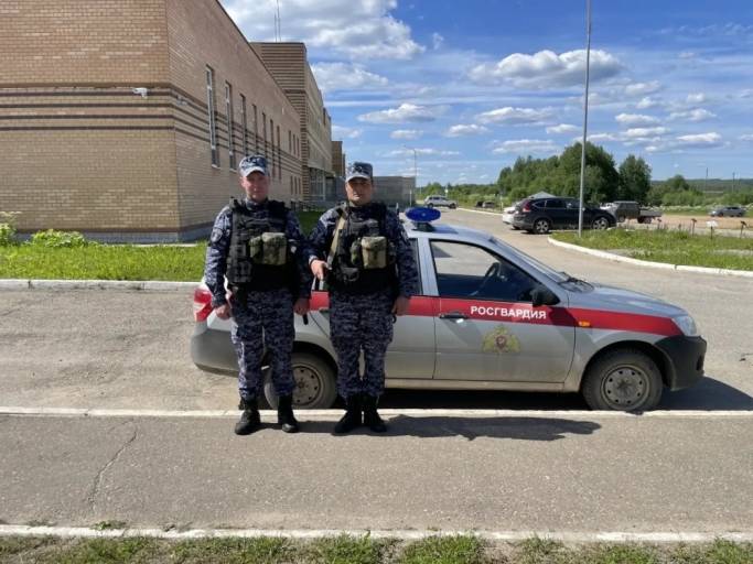 В Усть-Куломе росгвардейцы раскрыли кражу водки по следам бурого цвета
